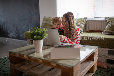 mother work´s and play with her child